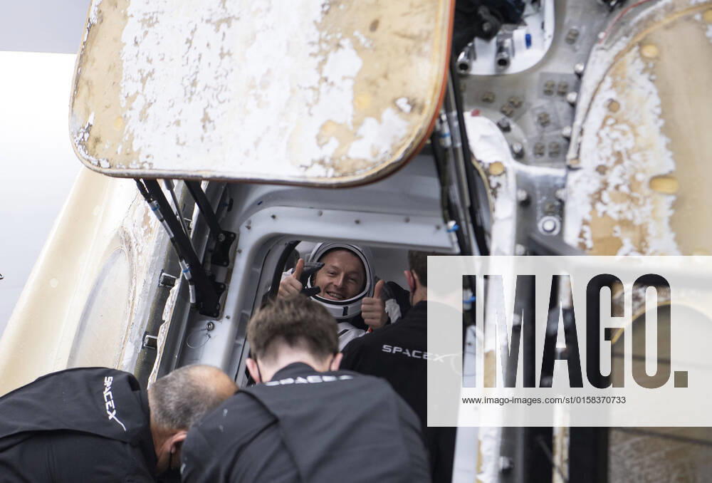ESA astronaut Matthias Maurer gives a thumb up from inside the capsule moments after splashdown in the SpaceX Crew Dragon Endurance spacecraft on the Shannon recovery ship in the Gulf of Mexico May 6, 2022 off the coast of Tampa, Florida. The capsule carried NASA SpaceX Crew-3 astronauts Raja Chari, Kayla Barron, Tom Marshburn, and ESA astronaut Matthias Maurer back to earth from 177-days aboard the International Space Station. Tampa United States of America - ZUMAp138 20220506_zaa_p138_012