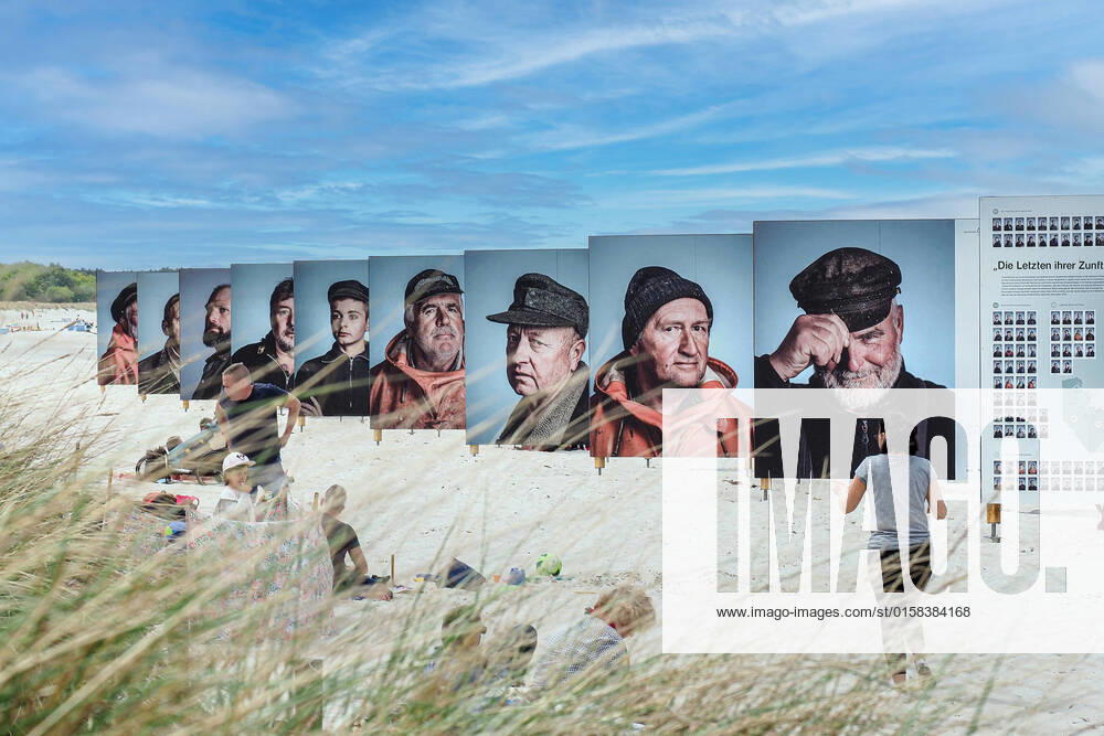 15. Umweltfotofestival HORIZONTE Zingst - 06.05.2021: Symbolbild: Fotografie - EAT IT - ABOUT FOOD, so der Titel des 15. Umweltfotofestivals HORIZONTE ZINGST vom 20.05. bis 29.05.2022 im Ostseebad Zingst. In den 16 Ausstellungen dreht es sich u.a. um das Thema Ernährung; von Verschwendung, über Knappheit bis hin zur globalen Produktion von Nahrungsmitteln für knapp acht Milliarden Menschen. Dieses Foto vom 24.05.2021 zeigt die Installation DIE LETZTEN IHRER ZUNFT am Strand. Es geht um die Küstenfischer. Zingst Mecklenburg-Vorpommern Deutschland