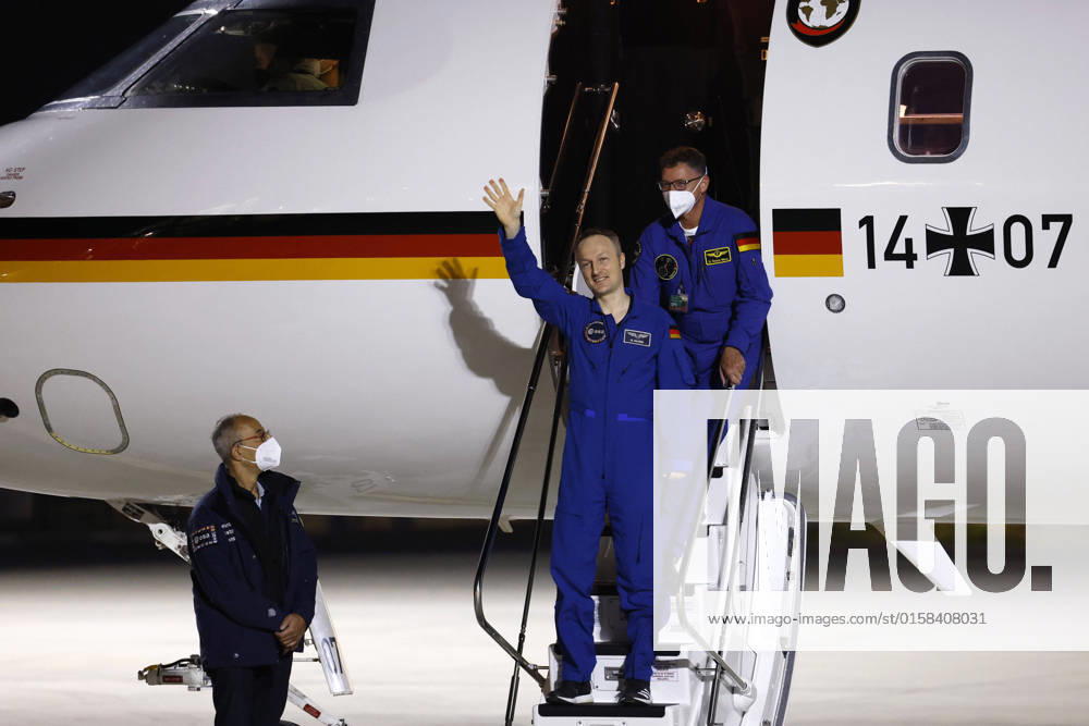 Der deutsche Astronaut Matthias Maurer kehrt nach seinem Einsatz auf der Internationalen Raumstation (ISS) zurück nach Deutschland. Der Astronaut der europäischen Raumfahrtagentur ESA war der zwölfte Deutsche im Kosmos. Am frühen Samstagmorgen landete seine Maschine im militärischen Teil des Flughafen Köln-Bonn. Köln, 07.05.2022 NRW Deutschland