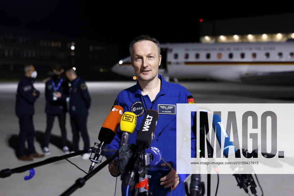 Der deutsche Astronaut Matthias Maurer kehrt nach seinem Einsatz auf der Internationalen Raumstation (ISS) zurück nach Deutschland. Der Astronaut der europäischen Raumfahrtagentur ESA war der zwölfte Deutsche im Kosmos. Am frühen Samstagmorgen landete seine Maschine im militärischen Teil des Flughafen Köln-Bonn. Köln, 07.05.2022 NRW Deutschland