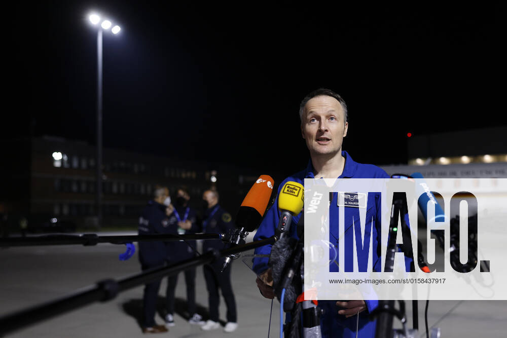 Der deutsche Astronaut Matthias Maurer kehrt nach seinem Einsatz auf der Internationalen Raumstation (ISS) zurück nach Deutschland. Der Astronaut der europäischen Raumfahrtagentur ESA war der zwölfte Deutsche im Kosmos. Am frühen Samstagmorgen landete seine Maschine im militärischen Teil des Flughafen Köln-Bonn. Köln, 07.05.2022 NRW Deutschland