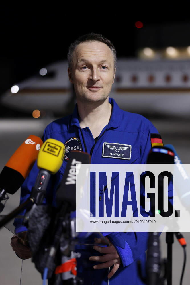 Der deutsche Astronaut Matthias Maurer kehrt nach seinem Einsatz auf der Internationalen Raumstation (ISS) zurück nach Deutschland. Der Astronaut der europäischen Raumfahrtagentur ESA war der zwölfte Deutsche im Kosmos. Am frühen Samstagmorgen landete seine Maschine im militärischen Teil des Flughafen Köln-Bonn. Köln, 07.05.2022 NRW Deutschland