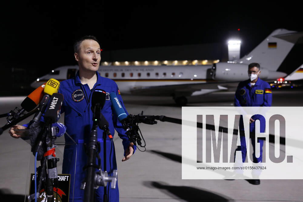 Der deutsche Astronaut Matthias Maurer kehrt nach seinem Einsatz auf der Internationalen Raumstation (ISS) zurück nach Deutschland. Der Astronaut der europäischen Raumfahrtagentur ESA war der zwölfte Deutsche im Kosmos. Am frühen Samstagmorgen landete seine Maschine im militärischen Teil des Flughafen Köln-Bonn. Köln, 07.05.2022 NRW Deutschland