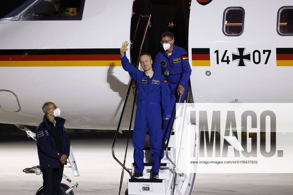 Der deutsche Astronaut Matthias Maurer kehrt nach seinem Einsatz auf der Internationalen Raumstation (ISS) zurück nach Deutschland. Der Astronaut der europäischen Raumfahrtagentur ESA war der zwölfte Deutsche im Kosmos. Am frühen Samstagmorgen landete seine Maschine im militärischen Teil des Flughafen Köln-Bonn. Köln, 07.05.2022 NRW Deutschland