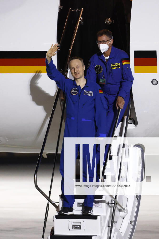 Der deutsche Astronaut Matthias Maurer kehrt nach seinem Einsatz auf der Internationalen Raumstation (ISS) zurück nach Deutschland. Der Astronaut der europäischen Raumfahrtagentur ESA war der zwölfte Deutsche im Kosmos. Am frühen Samstagmorgen landete seine Maschine im militärischen Teil des Flughafen Köln-Bonn. Köln, 07.05.2022 NRW Deutschland