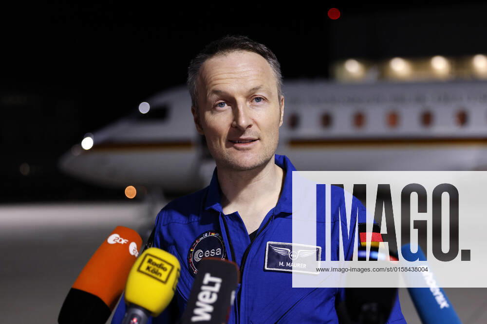 Der deutsche Astronaut Matthias Maurer kehrt nach seinem Einsatz auf der Internationalen Raumstation (ISS) zurück nach Deutschland. Der Astronaut der europäischen Raumfahrtagentur ESA war der zwölfte Deutsche im Kosmos. Am frühen Samstagmorgen landete seine Maschine im militärischen Teil des Flughafen Köln-Bonn. Köln, 07.05.2022 NRW Deutschland