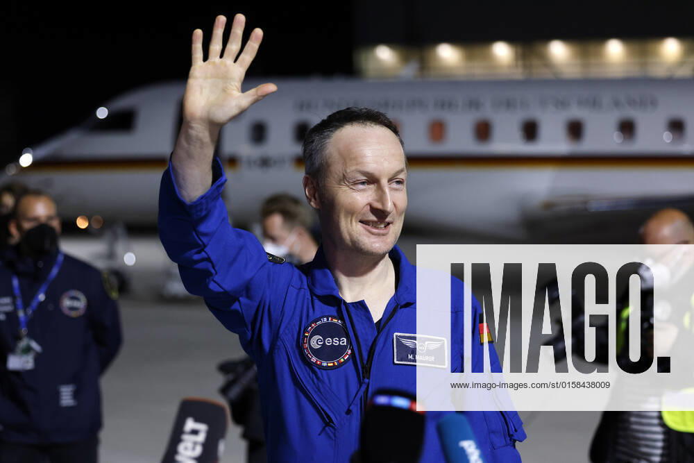 Der deutsche Astronaut Matthias Maurer kehrt nach seinem Einsatz auf der Internationalen Raumstation (ISS) zurück nach Deutschland. Der Astronaut der europäischen Raumfahrtagentur ESA war der zwölfte Deutsche im Kosmos. Am frühen Samstagmorgen landete seine Maschine im militärischen Teil des Flughafen Köln-Bonn. Köln, 07.05.2022 NRW Deutschland