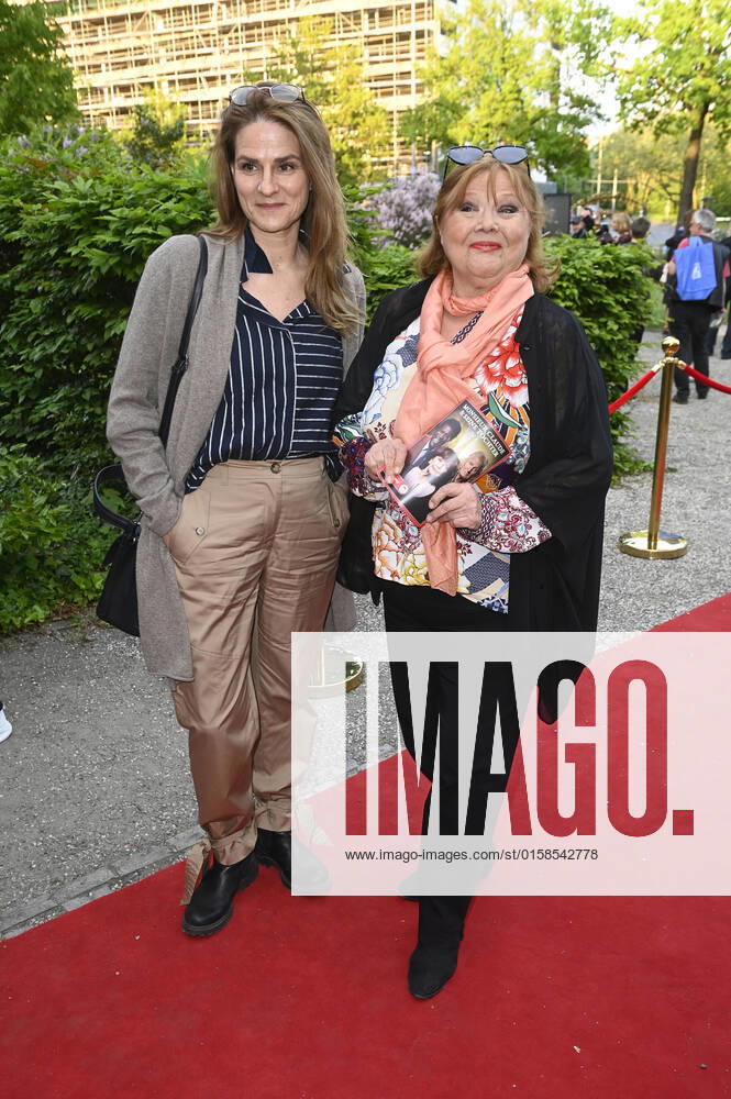 Susann Uplegger und Franziska Troegner bei der Premiere des Theaterstücks Monsieur Claude und seine Töchter - Teil 2 im Schlosspark Theater. Berlin