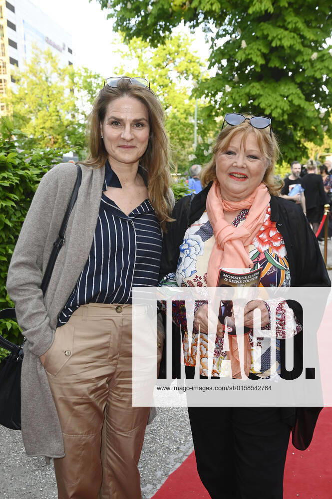 Susann Uplegger und Franziska Troegner bei der Premiere des Theaterstücks Monsieur Claude und seine Töchter - Teil 2 im Schlosspark Theater. Berlin