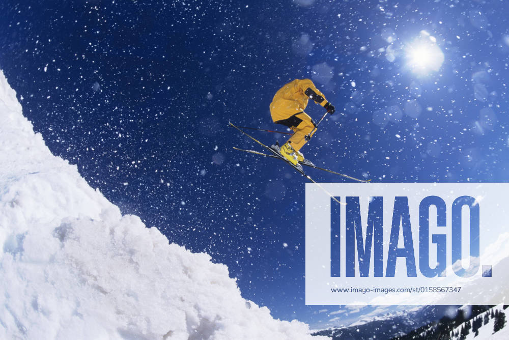 IMAGO Creative: 2022 Sport Favoriten IMAGO Creative: Sport Dichotomien - Land und Wasser Skier in mid-air above snow on ski Slopes, model released, , 10003078.jpg, Outdoors,Day,Full Length,Young Adult Man,Recreation,Fun,Adventure,Leisure Activities,Young Adult,One Person Only,Enjoyment,people,Leisure,Lifestyle,Excitement,Exhilaration,Sports,Motion,Physical Geography,Unknown Age,Jumping,Mid-Air,Sunlight,Mountain,Winter,Skiing,Winter Clothing,Winter Sports,Snow,Ski-Wear,Ski Slope,Skis,Slope,Lens Flare,Warm Clothing,Skier,Snow Sports,Ski Area,Bright Light,daylight, USA