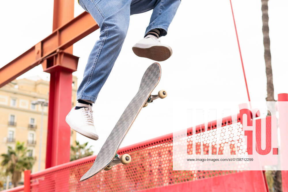 IMAGO Creative: 2022 Sport Favoriten IMAGO Creative: Sport in der Stadt Crop side view of anonymous skater jumping on air doing acrobatics in street, Model released DavidMunoz_AlexAndXaviLifestyle_14.jpg