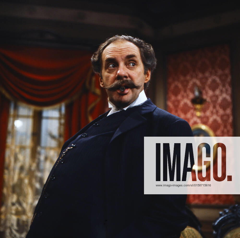 ES BLEIBT IN DER FAMILIE Es bleibt in der Familie, ZDF Fernsehkomödie, Deutschland, 1981, Szene: Harald Juhnke in einer dreifachen Schauspielrolle, hier als Sohn Gustave Chantrel, 59 Jahre. Es bleibt in der Familie, TV film, Germany, 1981, scene: Harald Juhnke in a triple acting role, here as son Gustave Chantrel, 59., Deutschland