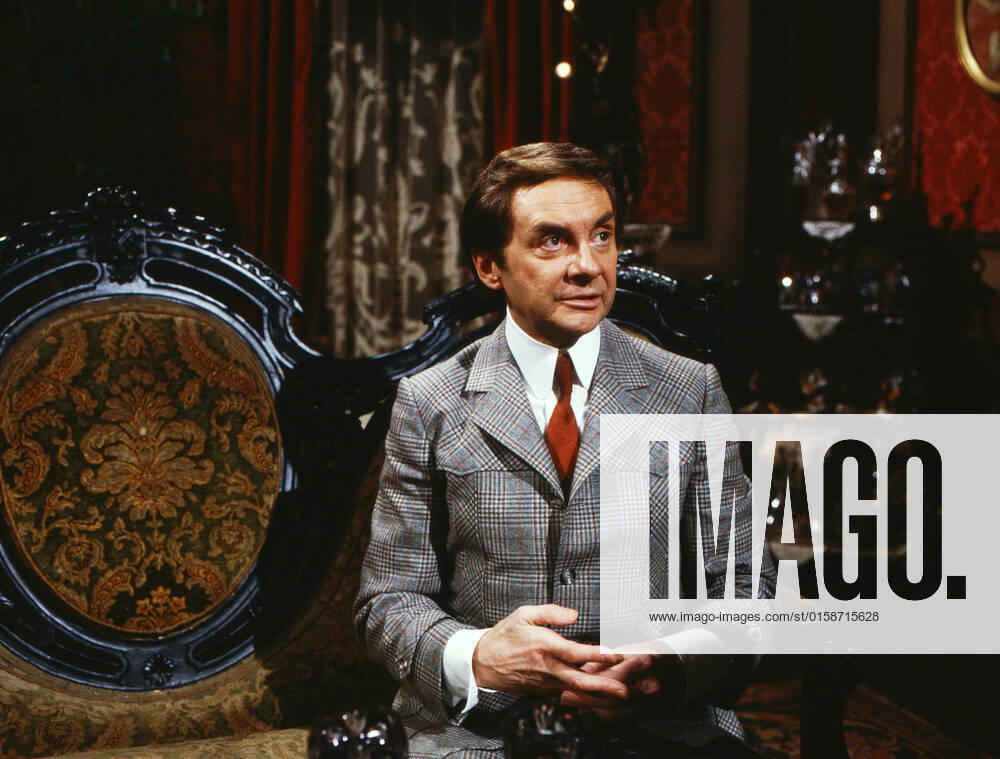 ES BLEIBT IN DER FAMILIE Es bleibt in der Familie, ZDF Fernsehkomödie, Deutschland, 1981, Szene: Harald Juhnke in einer dreifachen Schauspielrolle, hier als Enkel Philippe Chantrel, 35 Jahre. Es bleibt in der Familie, TV film, Germany, 1981, scene: Harald Juhnke in a triple acting role, here as grandson Philippe Chantrel, 35., Deutschland
