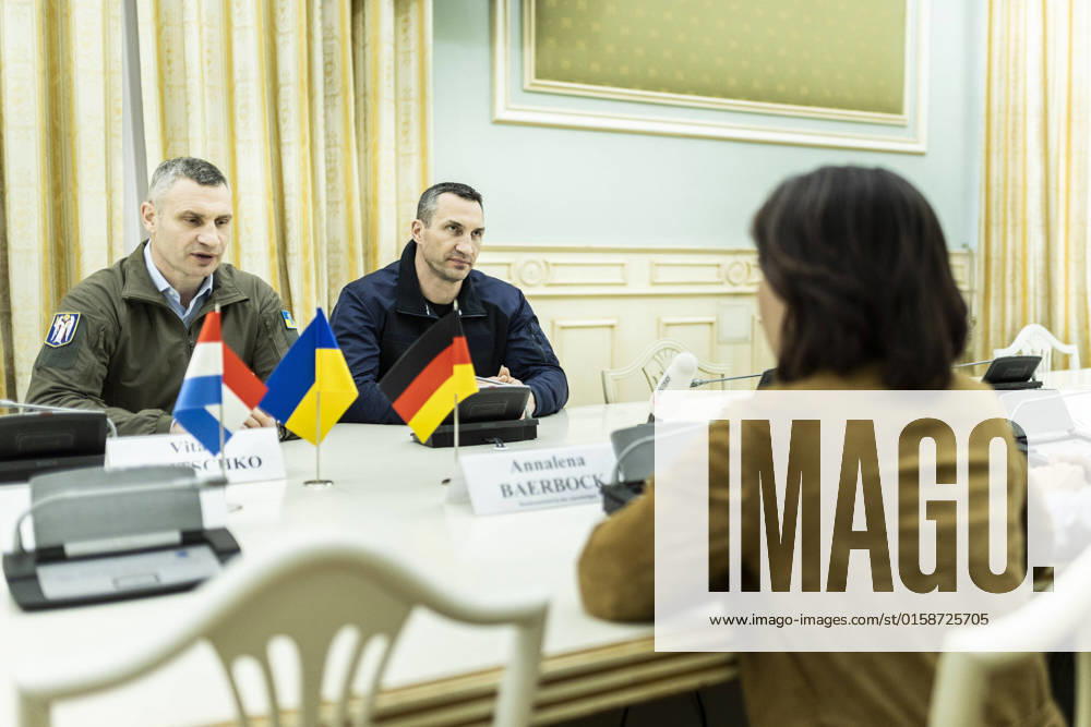 (R-L) Annalena Baerbock (Buendnis 90 Die Gruenen), Bundesaussenministerin, trifft Vitali Klitschko, Buergermeister von Kyjiw, und seinen Bruder Wladimir Klitschko zu einem gemeinsamen Gespraech in Kyjiw, 10.05.2022. Baerbock reist als erste Vertreterin der Bundesregierung nach dem Beginn des Krieges in die Ukraine. Kyjiw Ukraine