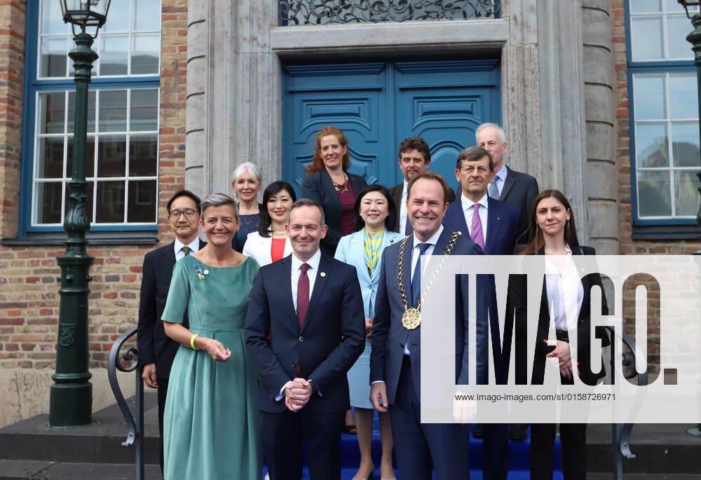 G7-Digitalminister zu Gast im Düsseldorfer Rathaus Gruppenfoto von oben links nach unten rechts: Nadine Dorries ( Konservative Partei ), Staatssekretärin für Digitales, Kultur, Medien und Sport, UK; Jennifer Bachus, leitende Bürobeamtin und stellvertretende Hauptsekretärin für das Büro für Cyberspace und digitale Politik, USA; Henri Verdier, Botschafter für Digitales, France; Stà phane Dion, Kanadischer Botschafter; Yuji Sasaki ( LDP ), Vize-Ministerin, Japan; Yumi Yoshikawa ( LDP ), Vize-Ministerin für Wirtschaft, Japan; Karen Makishima ( LDP ), Digitalministerin, Japan ; Vittorio Colao, Minister für Technologische Innovation und Digitalisierung, Italien; Anna Ascani, Ministerin für wirtschaftliche Entwicklung, Italien; Margare