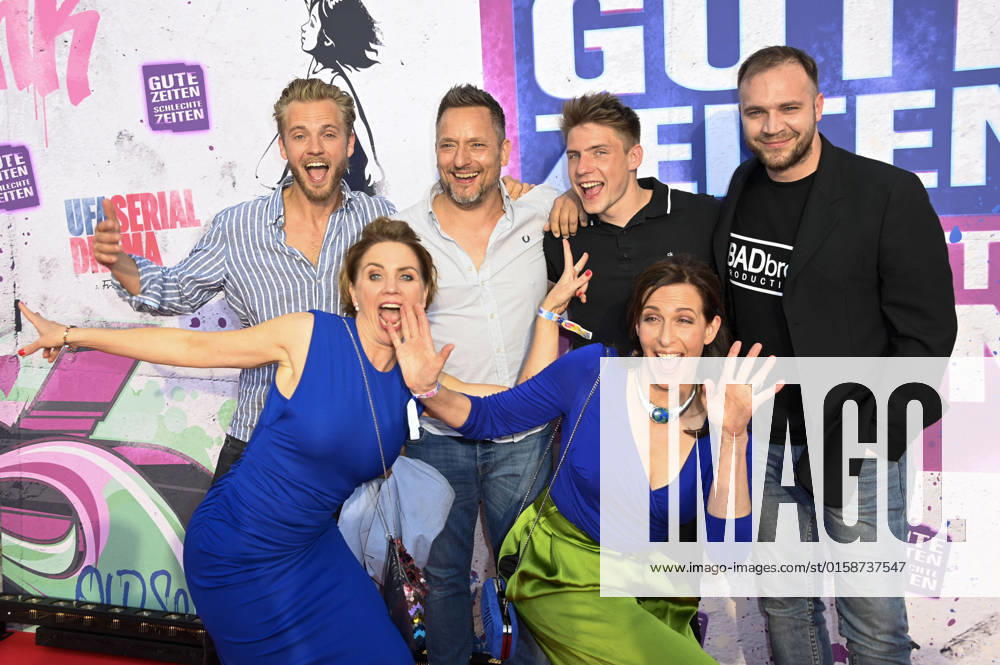 Niklas Osterloh, Gisa Zach, Lars Pape, Lennart Borchert, Ulrike Frank und Patrick Heinrich bei der GZSZ Party 30 Jahre GZSZ im GZSZ Außenset an der Orenstein-&-Koppel-Straße. Potsdam