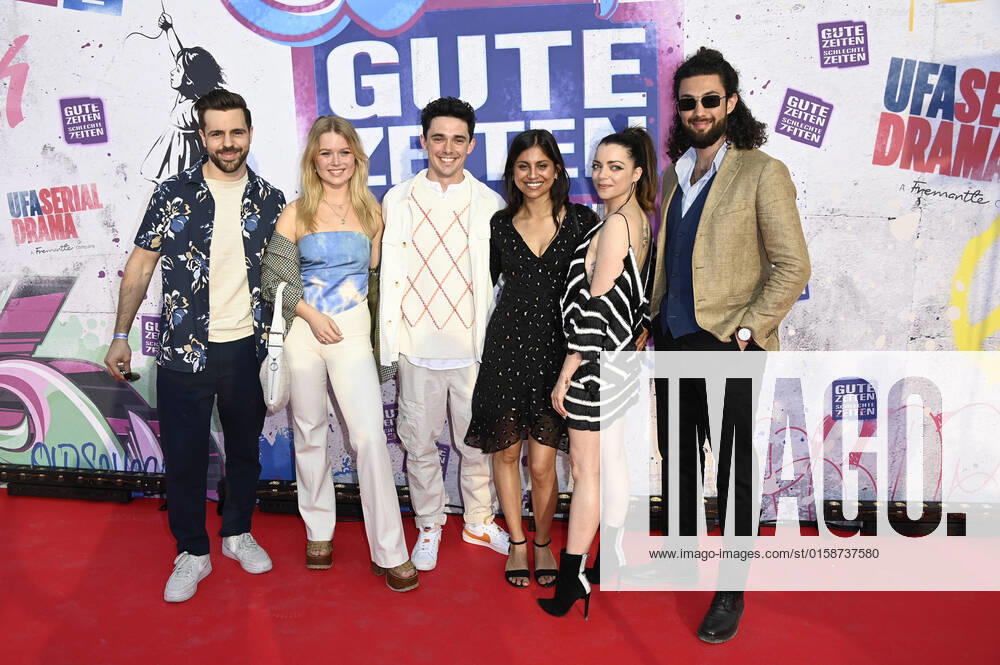 Nassim J. Avat, Isabel Hinz, Marc Weinmann, Sara Fuchs, Anne Menden und Zeyin Aly bei der GZSZ Party 30 Jahre GZSZ im GZSZ Außenset an der Orenstein-&-Koppel-Straße. Potsdam