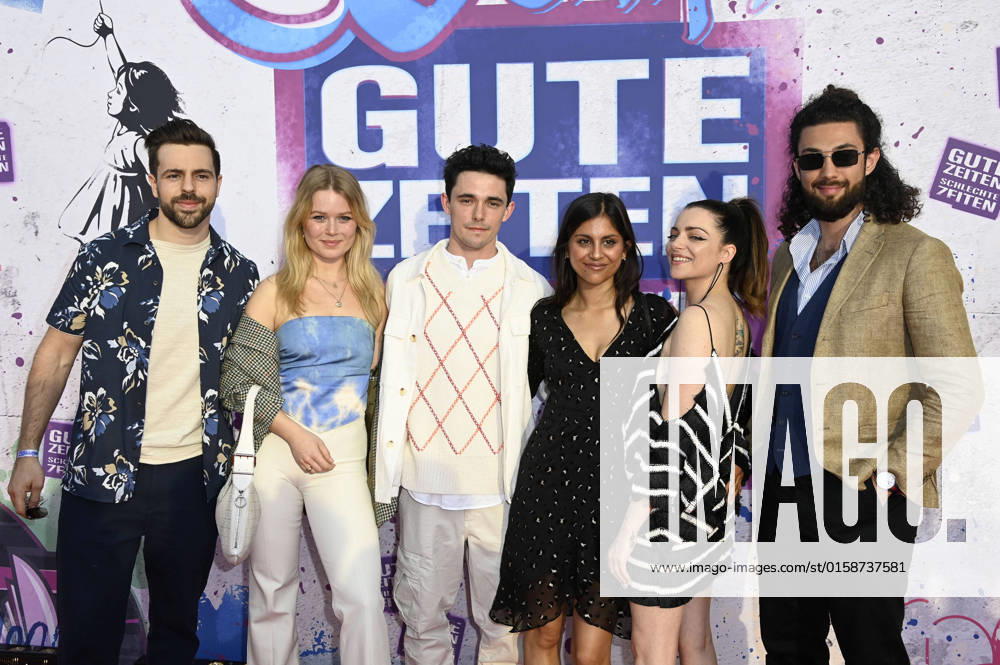 Nassim J. Avat, Isabel Hinz, Marc Weinmann, Sara Fuchs, Anne Menden und Zeyin Aly bei der GZSZ Party 30 Jahre GZSZ im GZSZ Außenset an der Orenstein-&-Koppel-Straße. Potsdam