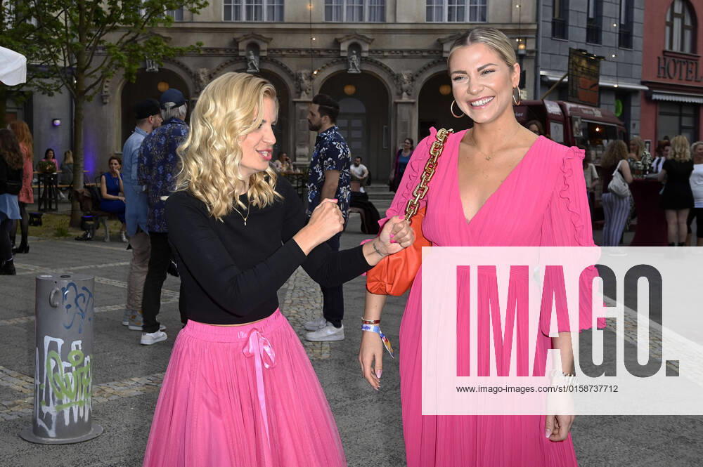 Susan Sideropoulos und Valentina Pahde bei der GZSZ Party 30 Jahre GZSZ im GZSZ Außenset an der Orenstein-&-Koppel-Straße. Potsdam