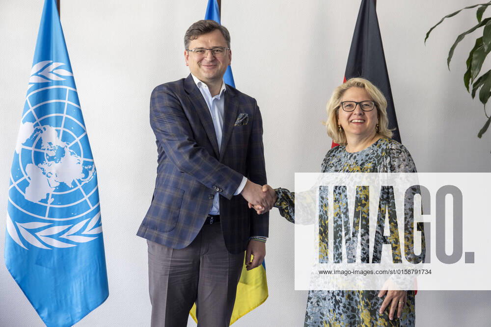 Svenja Schulze (SPD), Bundesministerin fuer wirtschaftliche Zusammenarbeit und Entwicklung, trifft den Aussenminister der Ukraine Dmytor Kuleba im BMZ in Berlin, 11.05.2022. Berlin Deutschland