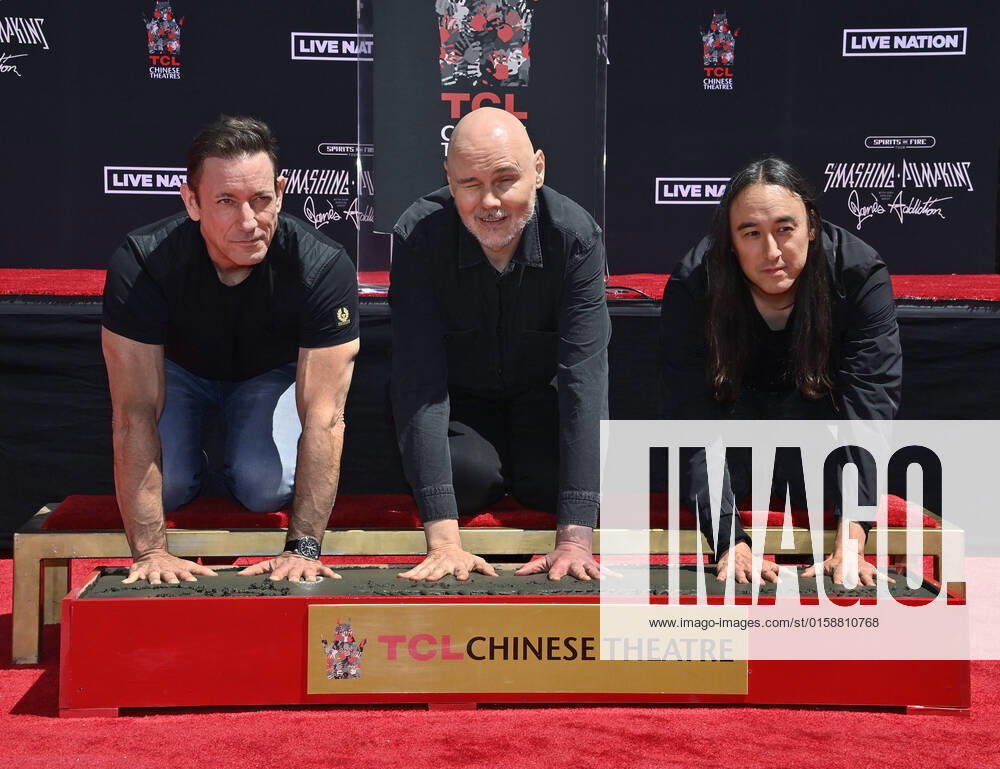Bilder des Jahres 2022, Entertainment 05 Mai Three members of the alternative rock band The Smashing Pumpkins, Jimmy Chamberlin, Billy Corgan, and Jeff Schroeder (L-R) participate in a handprint ceremony immortalizing them in the forecourt of the TCL Chinese Theatre (formerly Grauman s) in the Hollywood section of Los Angeles on Wednesday, May 11, 2022. LAP2022051102 JIMxRUYMEN