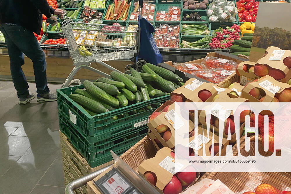 VERBRAUCHERPREISE: Inflation in Deutschland hoeher als erwartet.Einkauf in einem Supermarkt,Gemuesetheke. Einkauf,Inflation,Verbraucherpreise,Teuerung,