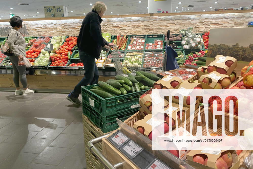 VERBRAUCHERPREISE: Inflation in Deutschland hoeher als erwartet.Einkauf in einem Supermarkt,Gemuesetheke. Einkauf,Inflation,Verbraucherpreise,Teuerung,