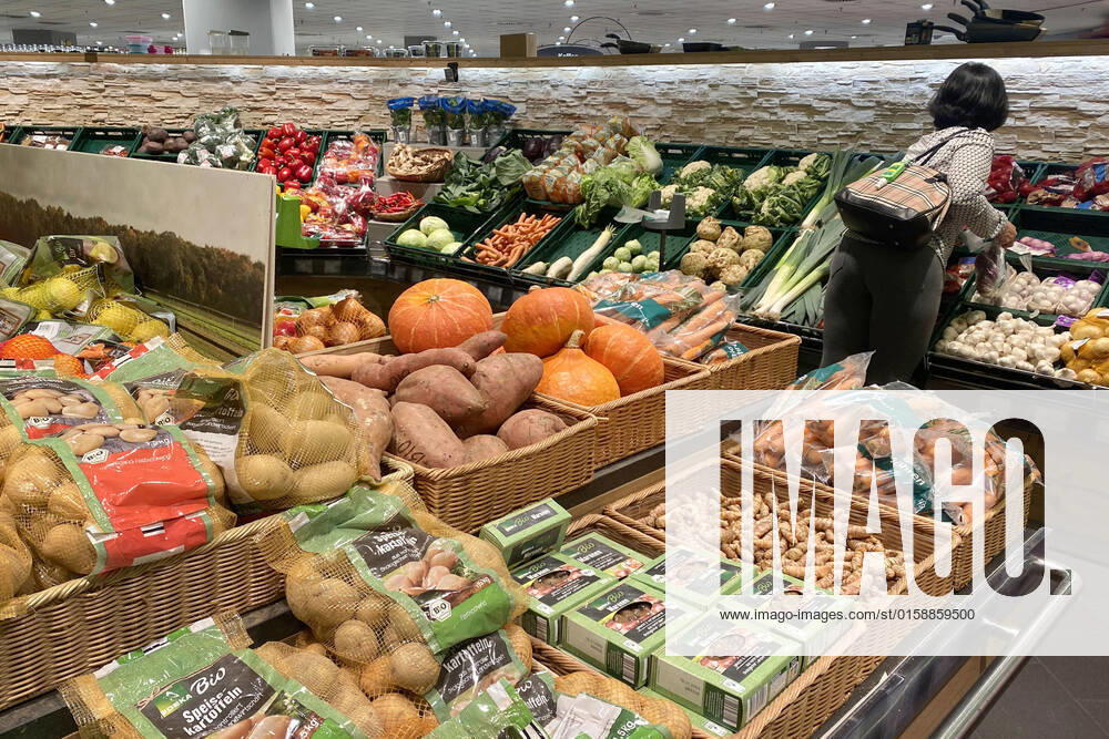 VERBRAUCHERPREISE: Inflation in Deutschland hoeher als erwartet.Einkauf in einem Supermarkt,Gemuesetheke. Einkauf,Inflation,Verbraucherpreise,Teuerung,