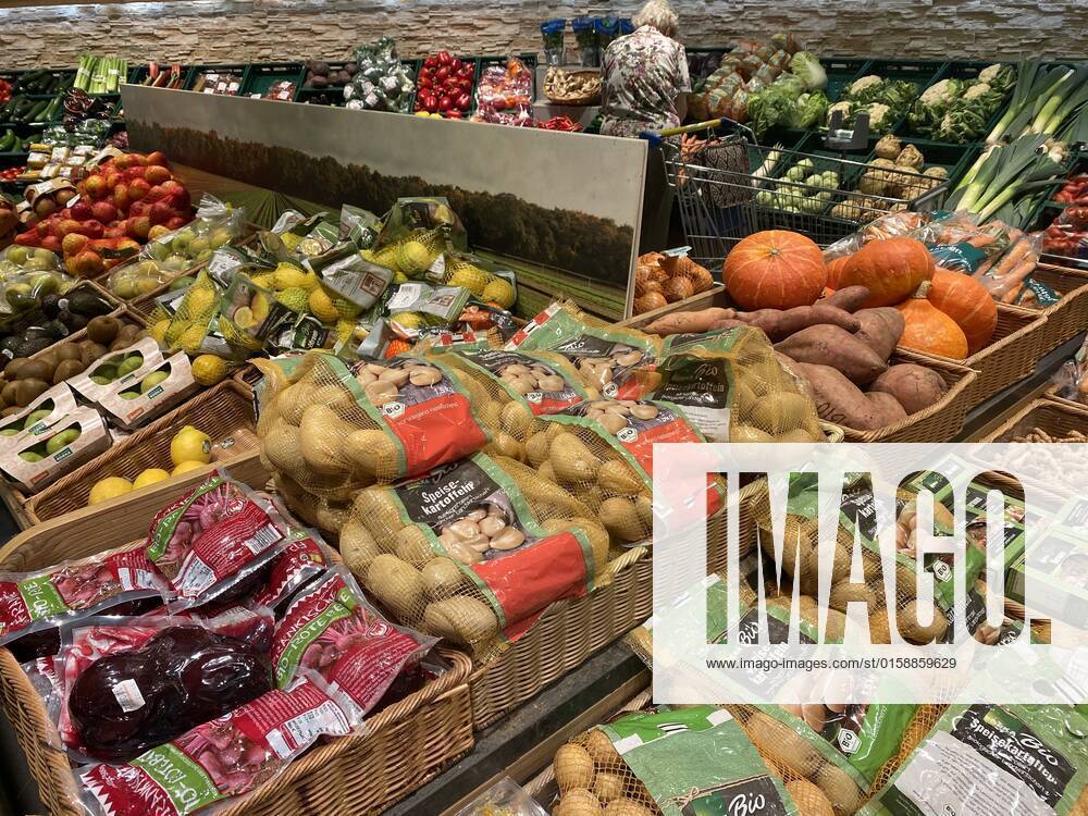 VERBRAUCHERPREISE: Inflation in Deutschland hoeher als erwartet.Einkauf in einem Supermarkt,Gemuesetheke. Einkauf,Inflation,Verbraucherpreise,Teuerung,