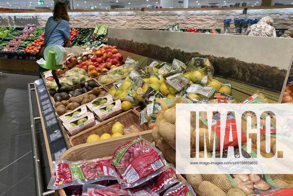 VERBRAUCHERPREISE: Inflation in Deutschland hoeher als erwartet.Einkauf in einem Supermarkt,Gemuesetheke. Einkauf,Inflation,Verbraucherpreise,Teuerung,