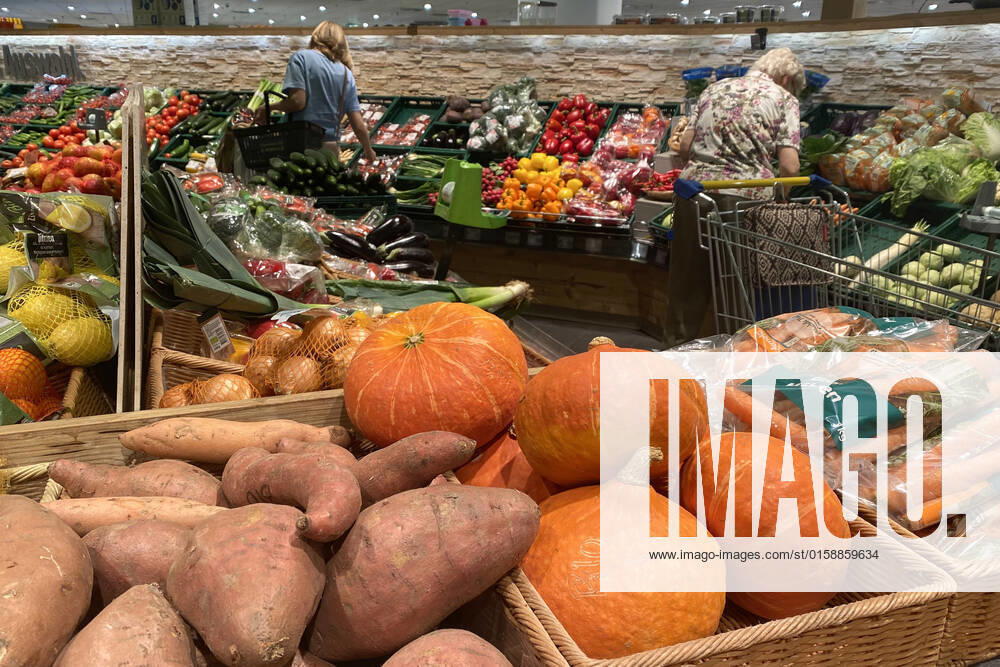 VERBRAUCHERPREISE: Inflation in Deutschland hoeher als erwartet.Einkauf in einem Supermarkt,Gemuesetheke. Einkauf,Inflation,Verbraucherpreise,Teuerung,