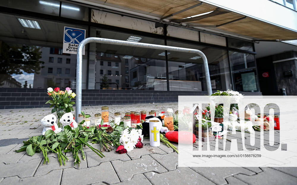 Badiucao Austellung in Prag 12.05.2022, Lokal Hanau Gedenken 2 tote Kinder v.l. Polizei Spurensicherung Kinder Kind Tot Bruder Schwester, Drama, Mord, Polizeiauto, Kriminalpolizei, Absperrung, Abgesperrt römerstrasse balkon strasse gedenken blumen kerzen trauer gedanke, Hanau Hessen Deutschland (DEU) Hanauer Anzeiger