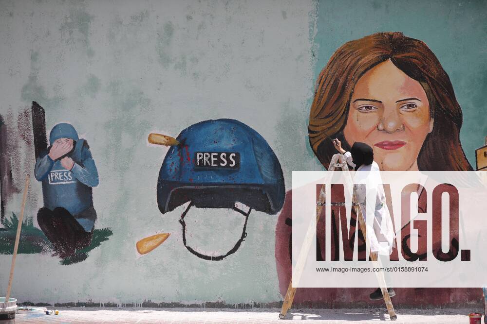 Gazastreifen, Wandgemälde für getötete Reporterin Schirin Abu Akle in Gaza-Stadt May 12, 2022, Gaza city, Gaza Strip, Palestinian Territory: Palestinian artists paint a mural in honour of slain veteran Al-Jazeera journalist Shireen Abu Akleh in Gaza City on May 12, 2022. - Abu Akleh, who was shot dead on May 11, 2022 while covering a raid in the Israeli-occupied West Bank, was among Arab media s most prominent figures and widely hailed for her bravery and professionalism Gaza city Palestinian Territory - ZUMAap3_ 20220512_zaf_ap3_114
