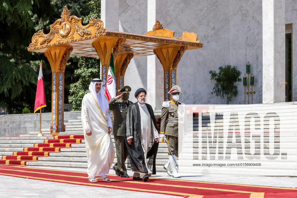 Iran, Ayatollah Ali Chamenei und Ebrahim Raisi empfangen Emir von Katar Tamim bin Hamad Al Thani May 12, 2022, Tehran, Tehran, Iran: A handout photo made available by the Iranian presidential office shows, Iranian president EBRAHIM RAISI (R) welcoming the Emir of Qatar Sheikh TAMIM bIN HAMAD AL THANI (L) at the presidential palace in Tehran, Iran, 12 May 2022. Al Thani is in Tehran to meet with Iranian officials. Qatar s emir and the European Union today said they are working to push forward stalled negotiations aimed at reviving a 2015 nuclear deal between Iran and major world powers. Tehran Iran - ZUMAi98_ 20220512_zih_i98_030