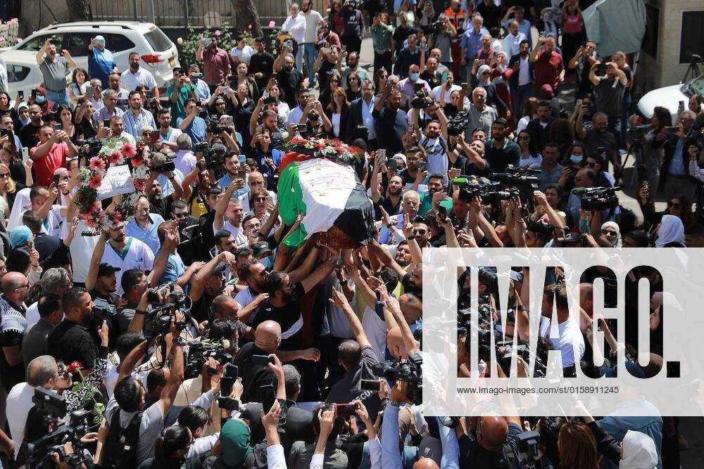 Bilder des Jahres 2022, News 05 Mai Jerusalem, Trauerfeier für getötete Reporterin Schirin Abu Akle (220512) -- JERUSALEM, May 12, 2022 -- People carry the coffin of Al-Jazeera journalist Shireen Abu Akleh in Jerusalem, on May 12, 2022. Al-Jazeera journalist Shireen Abu Akleh was killed in the northern occupied West Bank on Wednesday morning. (Photo by Xinhua) MIDEAST-JERUSALEM-AL-JAZEERA-JOURNALIST-COFFIN-ARRIVAL MuammarxAwad