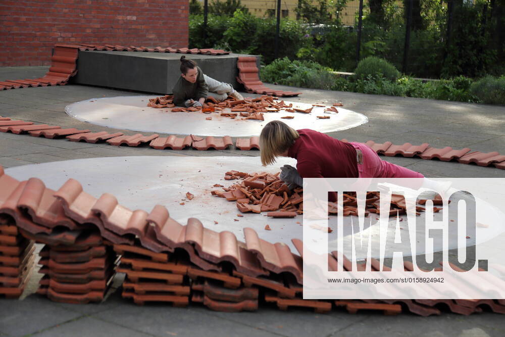 Bilder des Jahres 2022, Entertainment 05 Mai Annalena Steiner und Katja Wiegand, v.l., während der Tanzperformance Within Seconds in der Schiffbauergasse in Potsdam, 12. Mai 2022. Choreografie Salome Kehlenbach. Tanz im öffentlichen Raum mit Studentinnen und Studenten des HZT Berlin während der Potsdamer Tanztage. Potsdamer Tanztage - International festival for contemporary dance