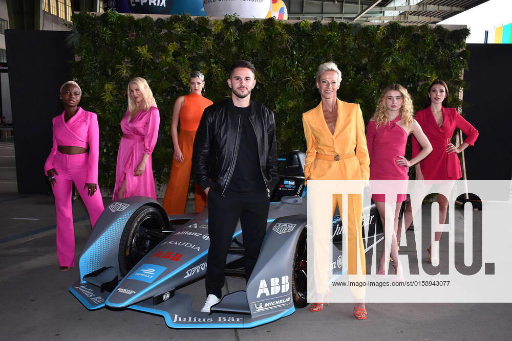 Germanys next Topmodel Kandidatin Noella, Lieselotte, Lou-Anne, Rennfahrer Daniel Abt, Martina, Luca und Anita beim Fotoshooting am Rande vom Formula E Weltmeisterschafts - Rennen auf dem Gelände vom Flughafen Tempelhof am 13.05.2022 in Berlin GnTM (Pro 7) Photoshooting mit den Finalistinnen auf dem Flughafen Tempelhof in Berlin