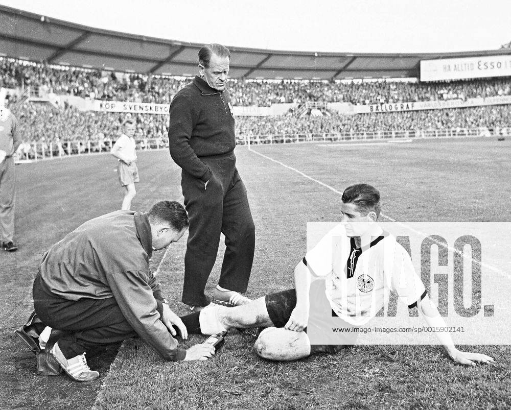 WM in Schweden, Juni 1958, Erich Deuser (l) behandelt Helmut Rahn, Zuschauer ist Bundestrainer Sepp Herberger.