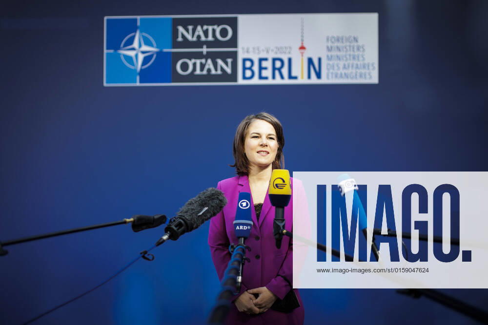 Annalena Baerbock, Bundesaussenministerin, aufgenommen waehrend eines Doorsteps im Rahmen des informellen Treffens der NATO-AussenministerInnen in Berlin, 15.05.2022. Berlin Germany