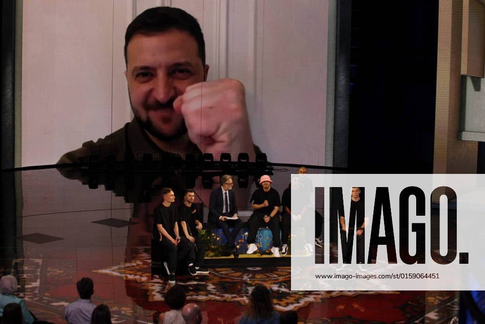Foto IPP MIPA Milano 15 05 2022 trasmissione TV Che Tempo che fa nella foto il presidente dell Ucraina Volodymyr Zelensky in collegamento da Kiev mentre saluta e si complimenta con il gruppo musicale Kalush Orchestra vincitore dell Eurovision Song Contest, seduto tra di loro il conduttore Fabio Fazio Italy Photo Press - World Copyright