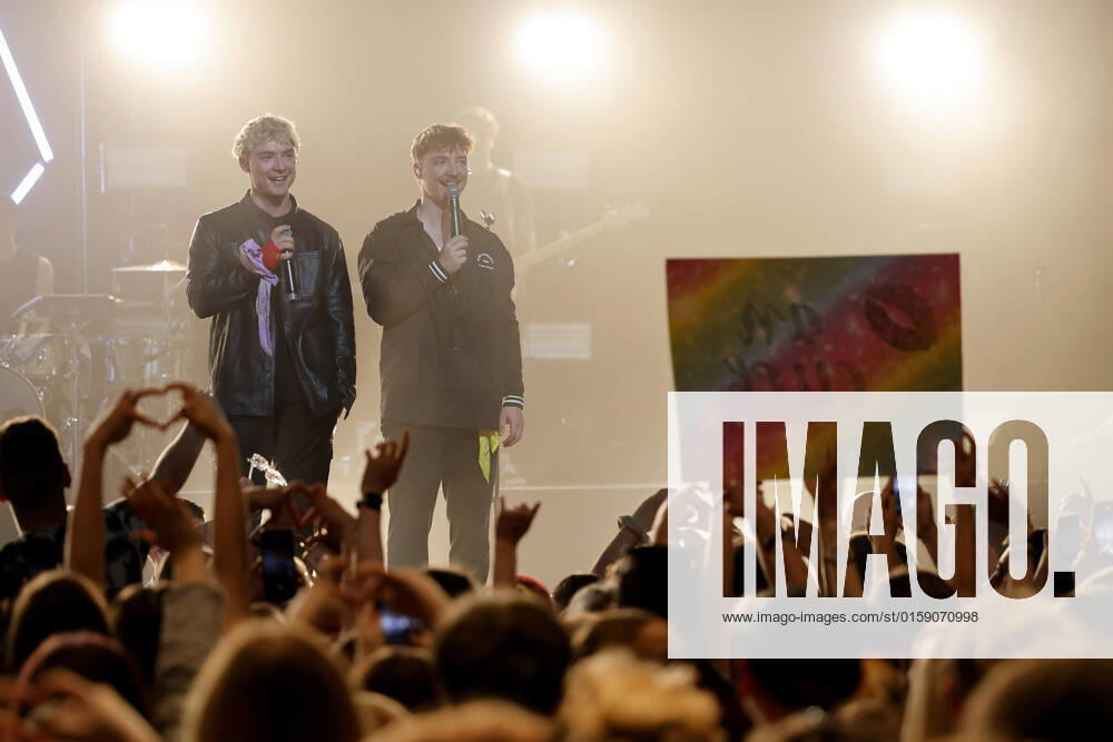 Die Musiker und Webvideoproduzenten Heiko Lochmann und Roman Lochmann mit ihrer Band HE RO bei ihrem Debütkonzert im Theater am Tanzbrunnen. Köln, 15.05.2022 NRW Deutschland
