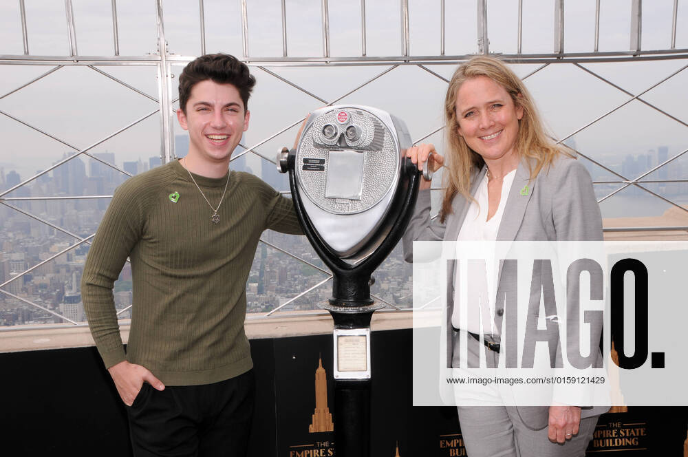 Eitan Bernath and Jen McLean, COO of City Harvest, visit the Empire State Building to celebrate City Havest s Share Lunch Fight Hunger campaign in New York City. New York United States - ZUMAs197 20220516_zaa_s197_139