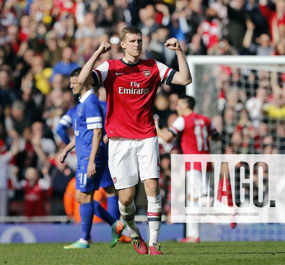 Arsenal s Per Mertesacker celebrates his sides fourth goal Arsenal v Everton - FA Cup Quarter Final - Emirates Stadium - London - England - 08 03 2014 - Pic David Klein Sportimage .