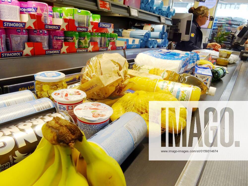 Foto Manuel Geisser 19.05.2022 Bild : Supermarkt . Lebensmittel auf Voerderband an der Supermarktkasse