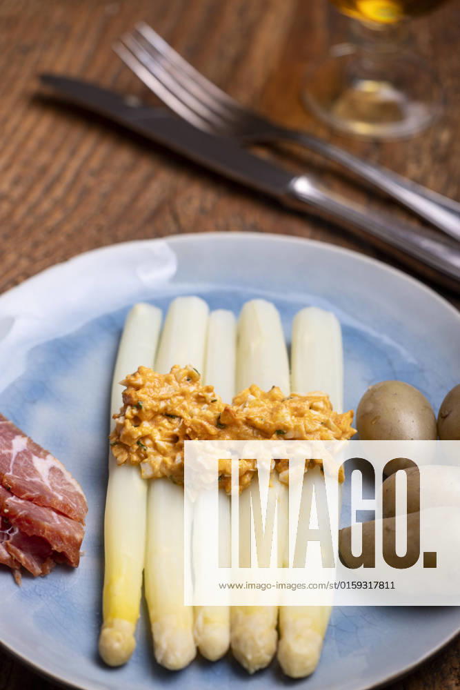 IMAGO Creative: Food, Spargel weißer Spargel auf blauem Teller