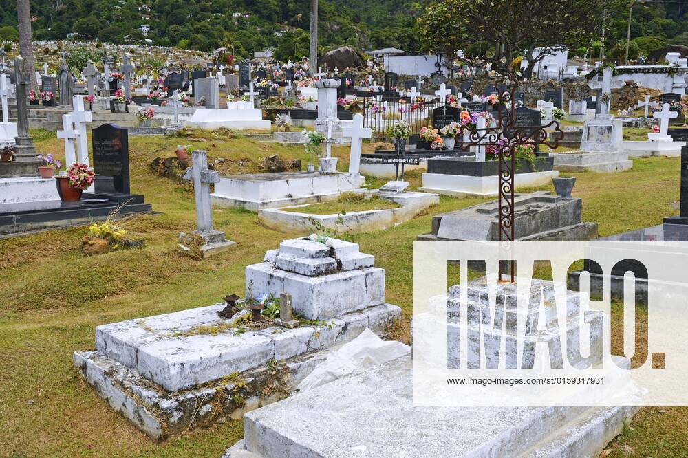 Landestypische Graeber auf dem Friedhof der Hauptstadt Victoria, Seychellen, Mahe typical graveyard of the capital town victoria, Seychelles, Mahe BLWS667087