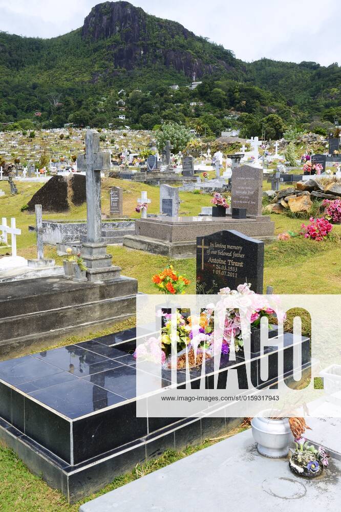Landestypische Graeber auf dem Friedhof der Hauptstadt Victoria, Seychellen, Mahe typical graveyard of the capital town victoria, Seychelles, Mahe BLWS667090