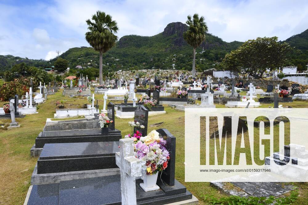 Landestypische Graeber auf dem Friedhof der Hauptstadt Victoria, Seychellen, Mahe typical graveyard of the capital town victoria, Seychelles, Mahe BLWS667091