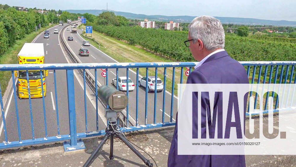 Mit neuem System gegen Handysünder in Rheinland-Pfalz: Polizei Rheinland-Pfalz startet Pilotprojekt aus den Niederlanden - nagelneues Kamerasystem kann Handynutzung am Steuer erfassen und Autofahrern zukünftig teuer zu stehen kommen - System aus den Nie Wer beim Autofahren sein Handy oder Tablet in die Hand nimmt, kann künftig mit einem neuen Kamerasystem überführt werden. Das in Deutschland einzigartige Pilotprojekt zur Überwachung von Ablenkungsverstößen durch Handynutzung beginne im Juni in Rheinland-Pfalz, kündigte Innenminister Roger Lewentz (SPD) am Donnerstag in Mainz an. Die niederländische Polizei hat das System namens Monocam zusammen mit der Universität in Utrecht entwickelt und setzt bereits 20 Geräte ein, wie Marcel