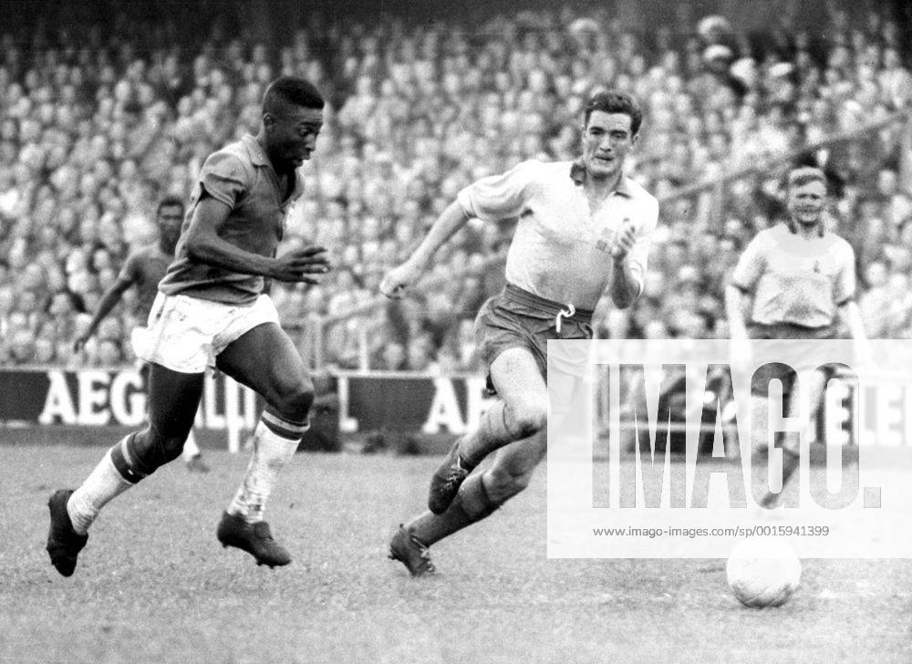 Fußball, WM 1958 in Stockholm, Finale Brasilien – Schweden 5 - 2 Fussball-Weltmeisterschaft 1958 Finale Schweden - Brasilien 2:5 Pele in Aktion (lks.) und Bengt Gustavsson (Schweden) 29.06.1958 in Stockholm HM